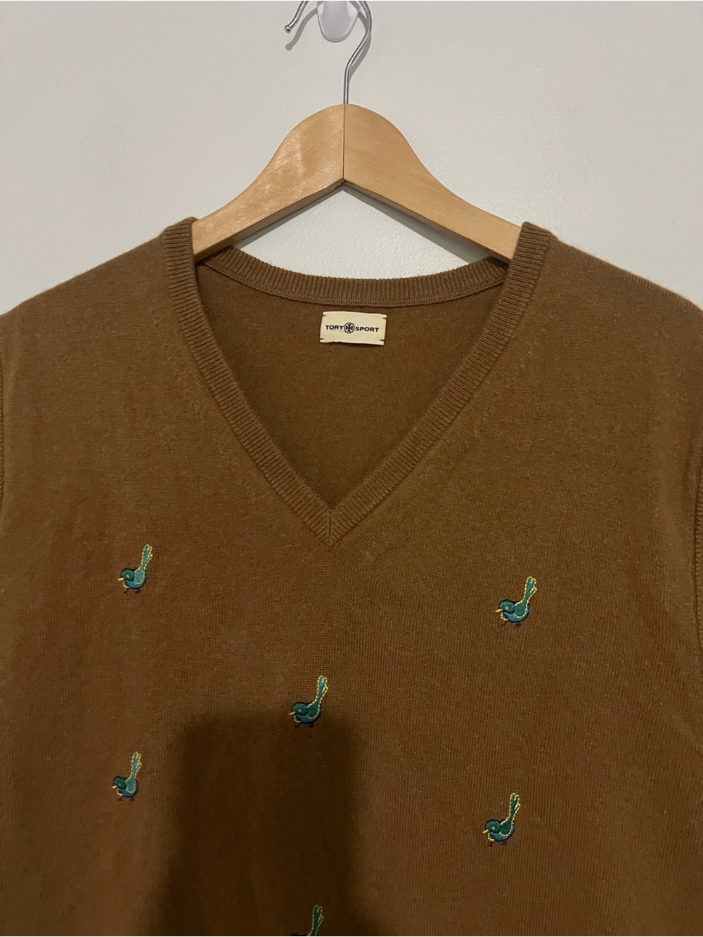 Tory Burch Camel Embroidered bird V-Neck Sweater Vest size large - Picture 4 of 7